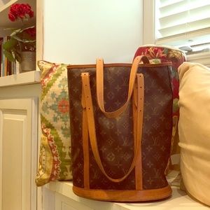 🍃🌹Authentic LV Tall Bucket Bag🌹🍃